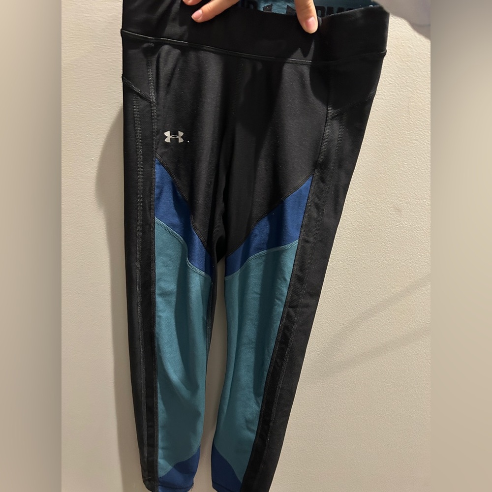 Under armour leggings, size cut off but fits like small. Capri